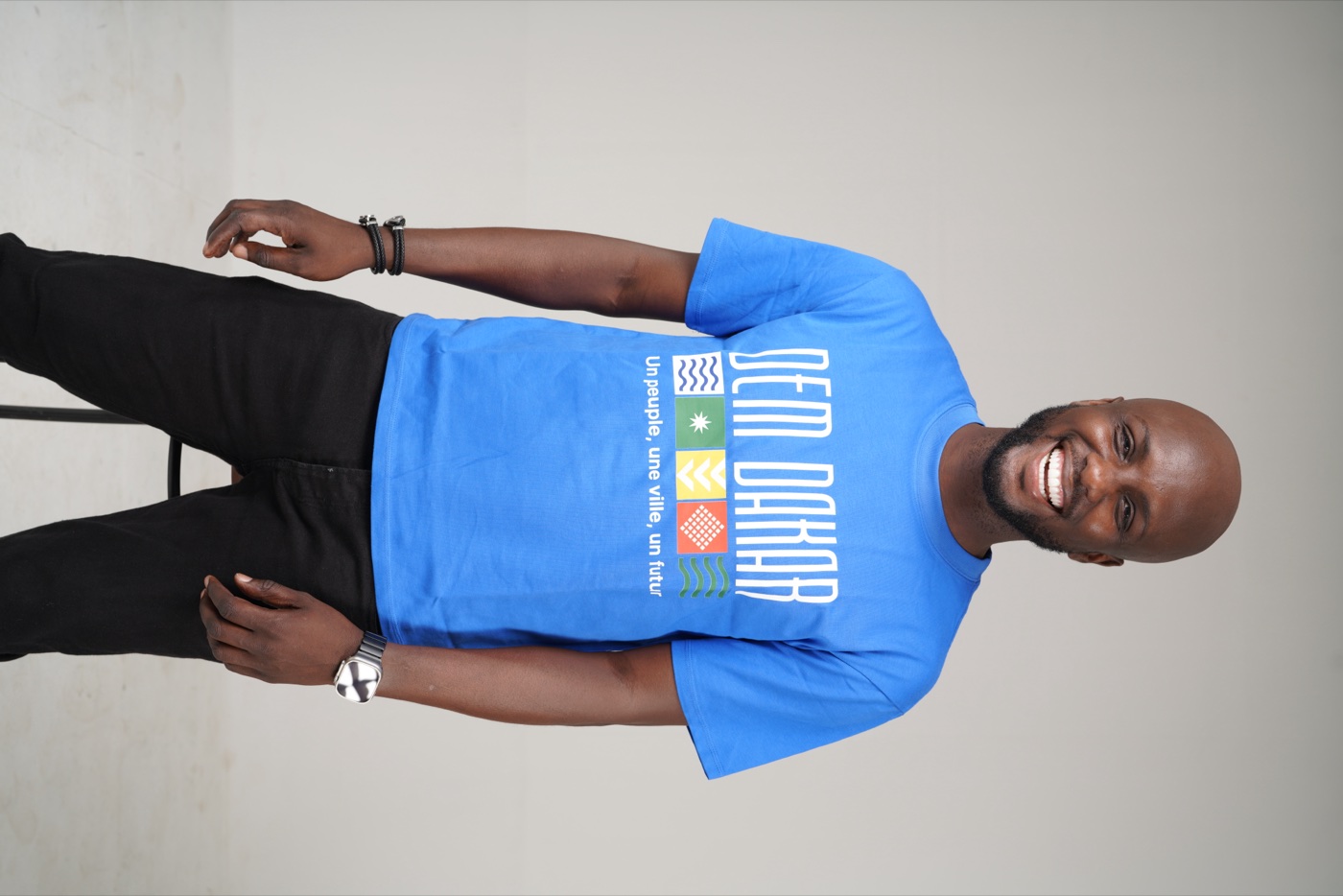 Modèle portant le t-shirt DEM DAKAR bleu
