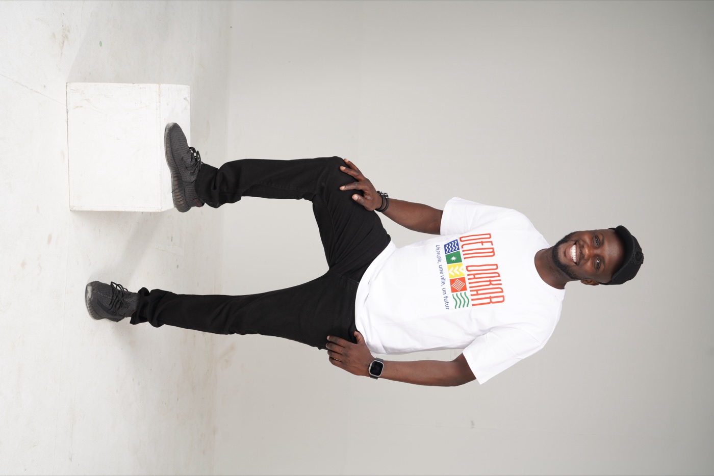 Modèle portant le t-shirt DEM DAKAR blanc