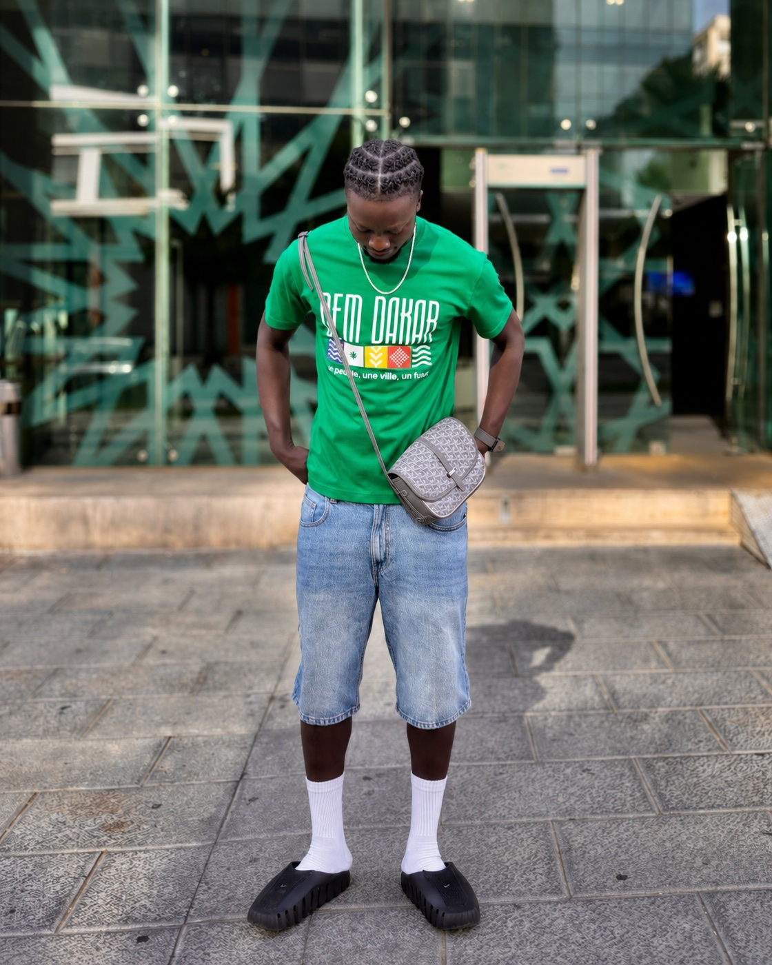 Homme portant le t-shirt DEM DAKAR vert