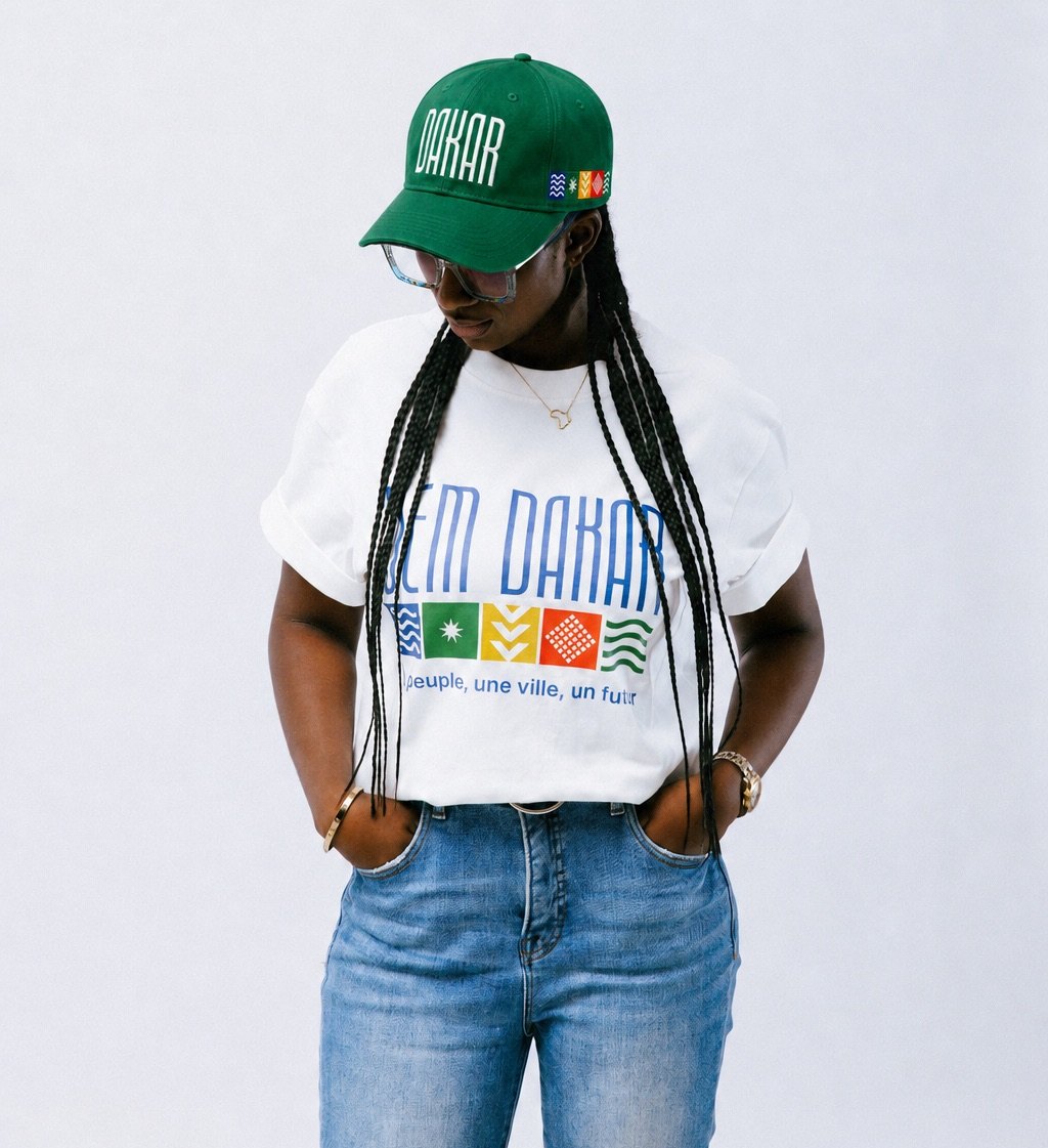 Casquette DAKAR verte portée avec le t-shirt DEM DAKAR blanc