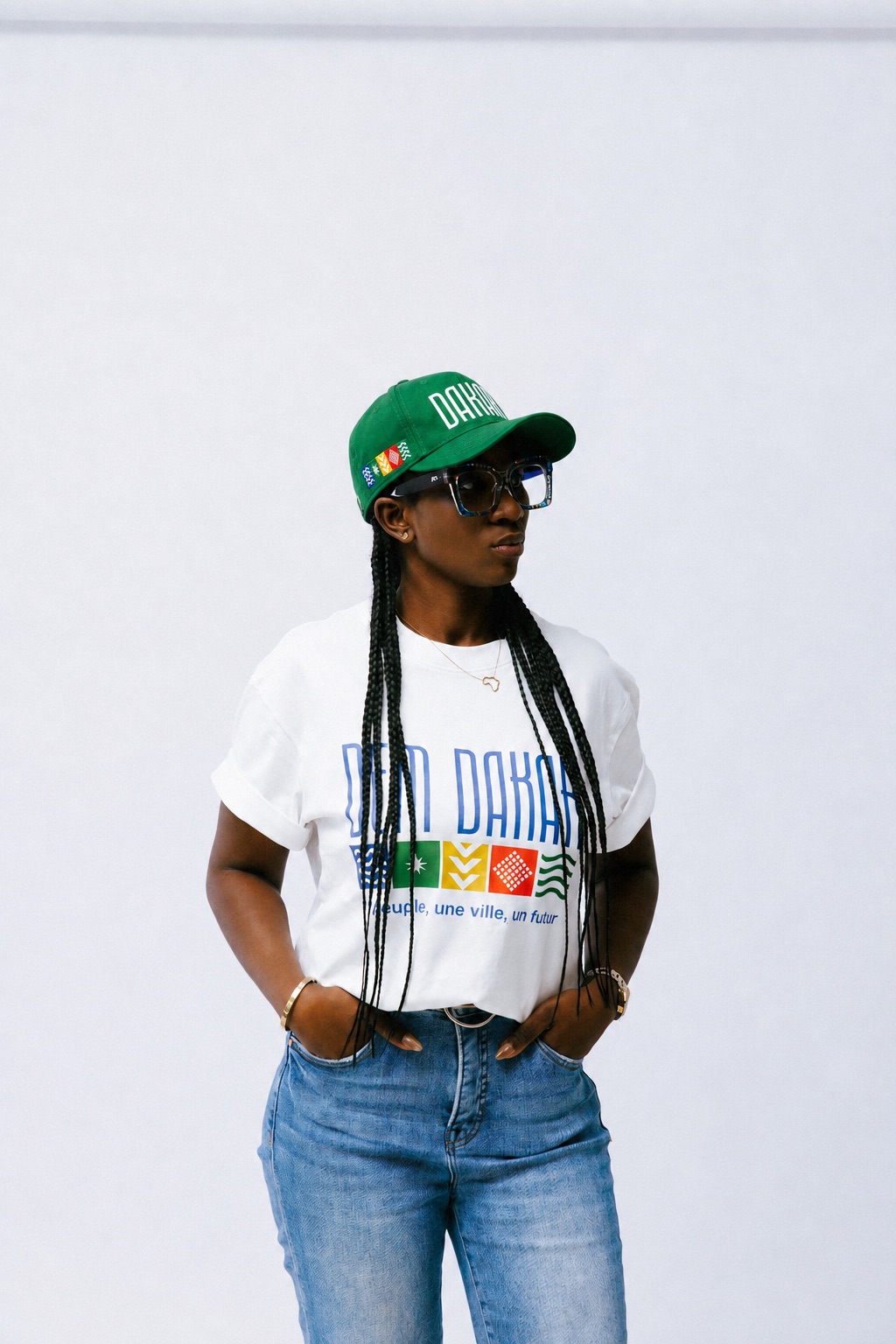 Femme portant le t-shirt DEM DAKAR blanc et la casquette verte DAKAR