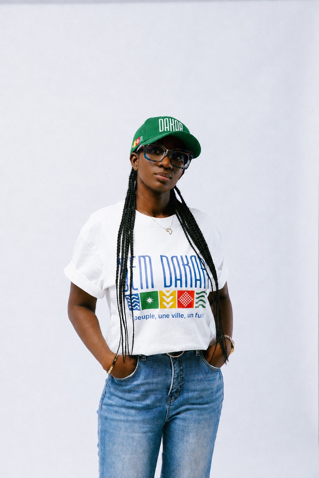 Modèle DEM DAKAR — t-shirt blanc et casquette DAKAR verte